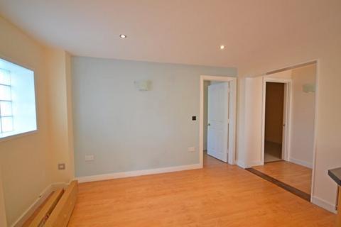 2 bedroom flat to rent, High Street, , Ventnor
