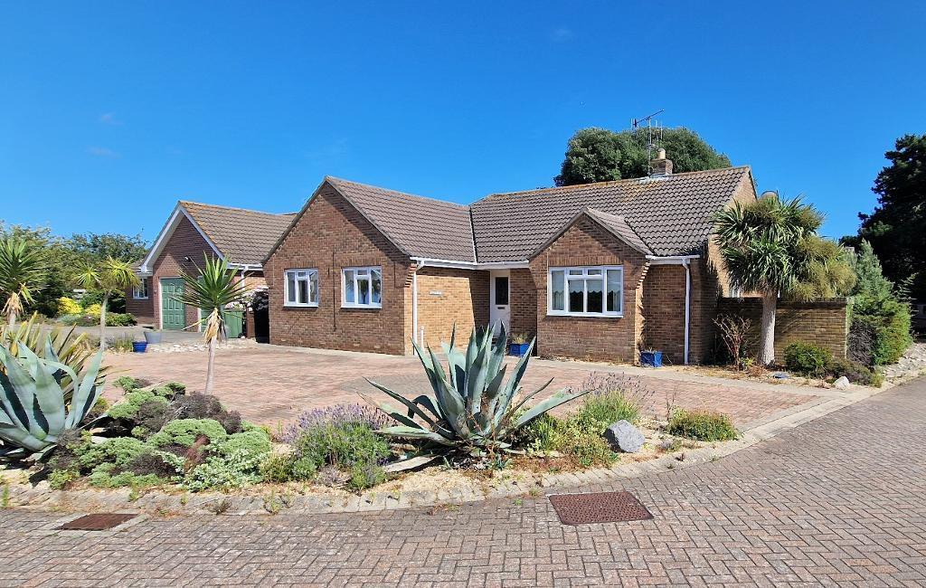 St Lukes Drive, Bembridge, Isle of Wight, PO35 5XA 3 bed detached