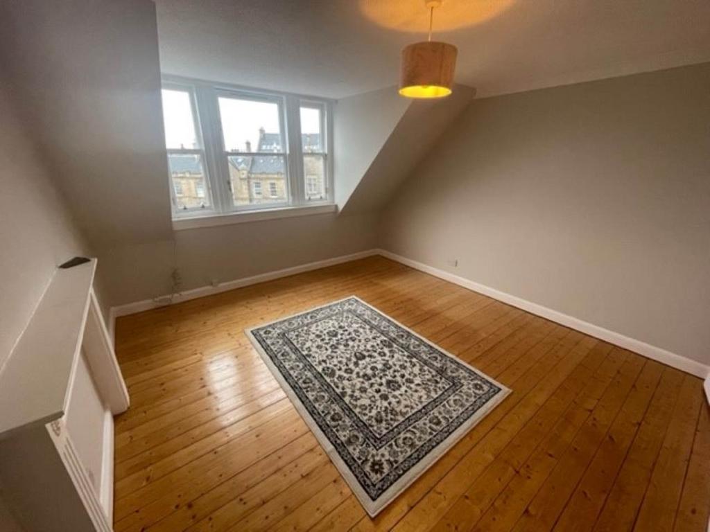 St Bernards Crescent, Edinburgh... 2 bed flat £1,395 pcm (£322 pw)