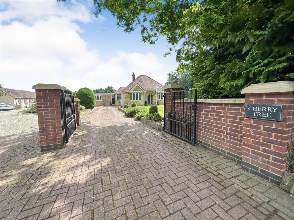 Frankton Lane, Stretton On Dunsmore. 3 bed detached bungalow for sale