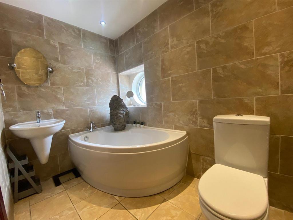 Sands Lane, Mirfield 3 bed house £1,100 pcm (£254 pw)
