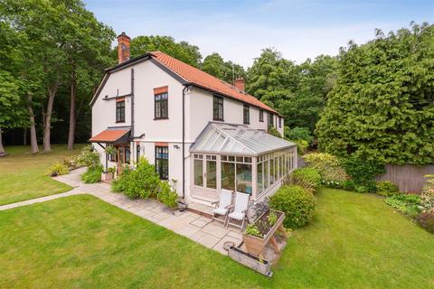 Fornells Bagshot Road, Ascot, SL5 9JP