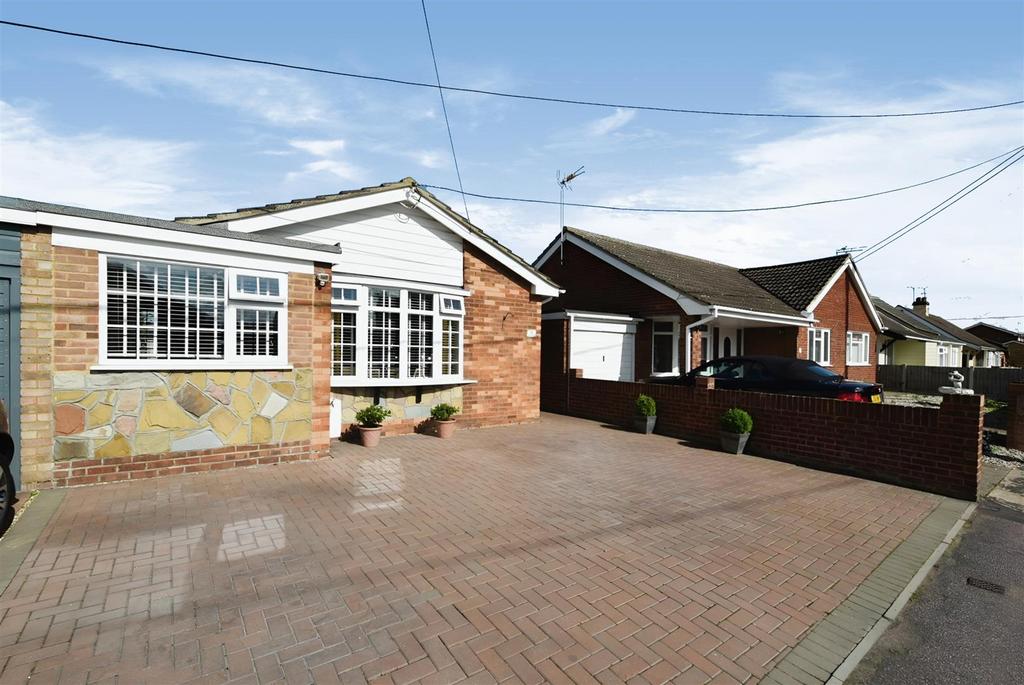 Craven Avenue, Canvey Island SS8 3 bed bungalow for sale £350,000