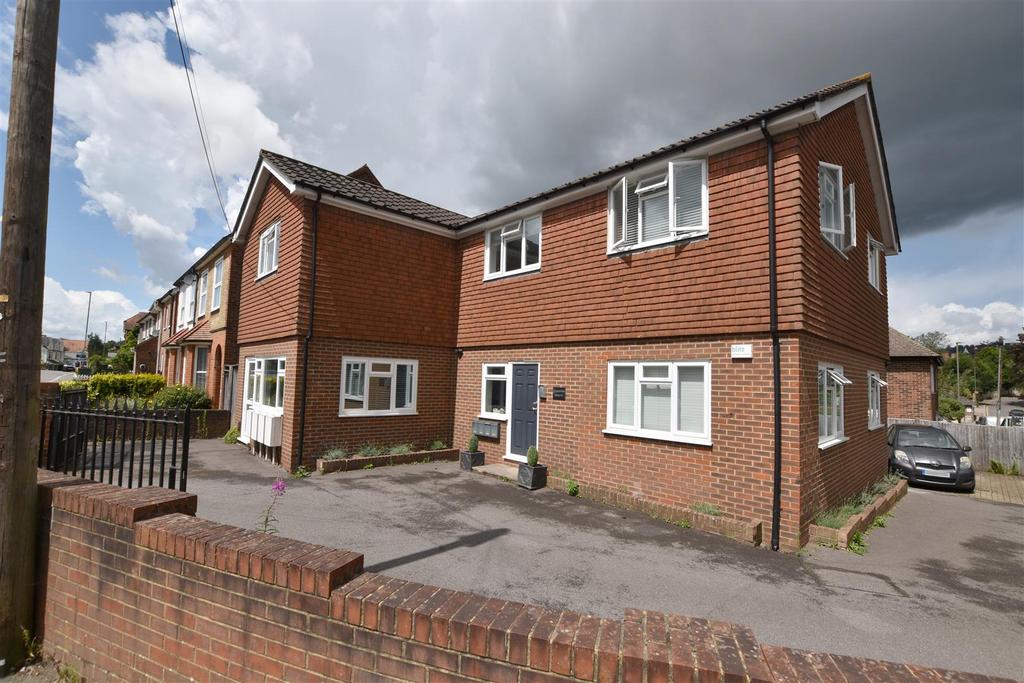 24 West Road, Reigate 1 bed apartment £1,200 pcm (£277 pw)