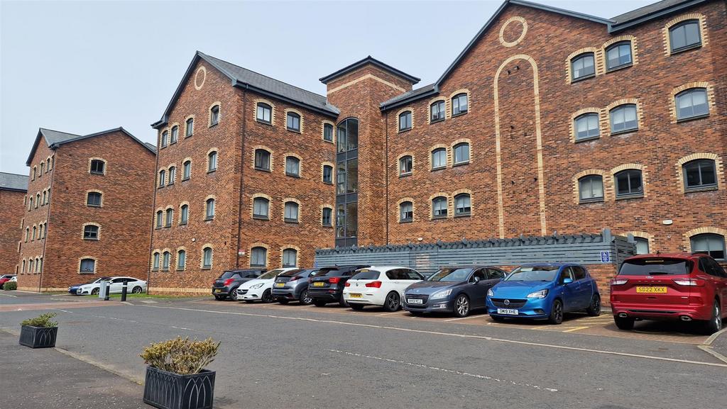 James Watt Way, Greenock PA15 2 bed flat £775 pcm (£179 pw)