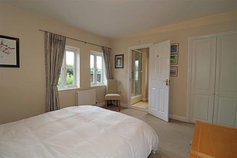 16 Campriano Drive, Warwick, CV34 4NQ