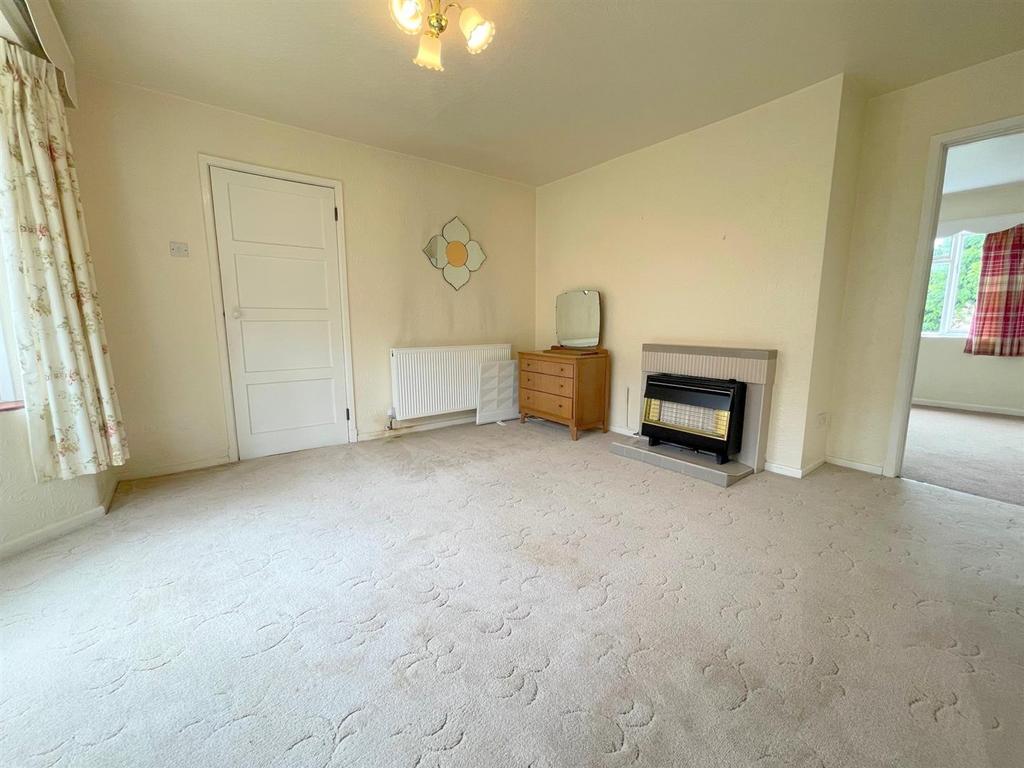 Wardle Crescent, Leek 3 bed semidetached house £185,000