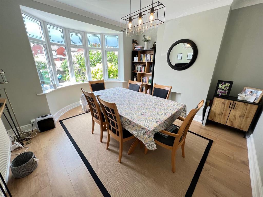 High Street, Wollaston, DY8 4NZ 4 bed semidetached house for sale £