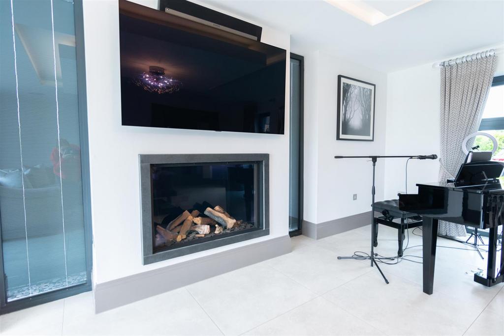 Feature fire place