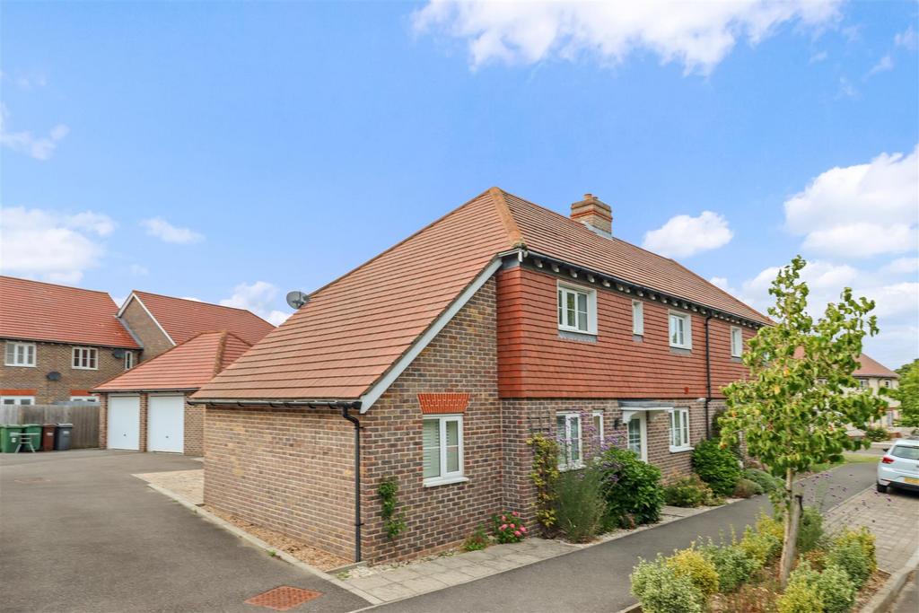 Weavers Lane, Hailsham 3 bed semidetached house for sale £350,000