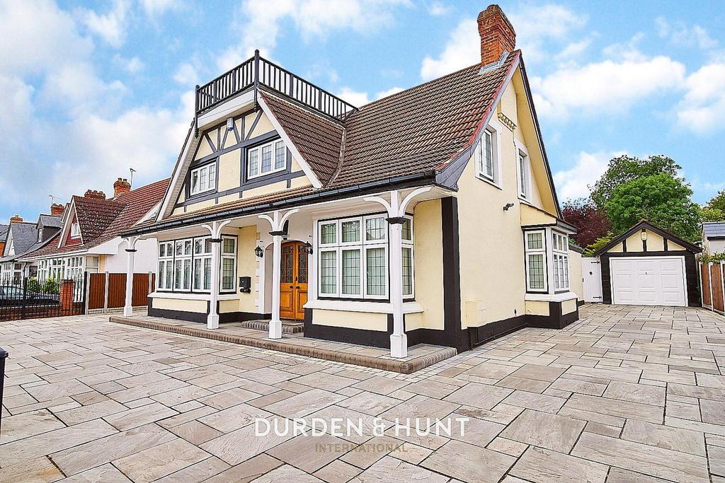 Curtis Road, Emerson Park, RM11 3 bed detached house for sale £1,500,000