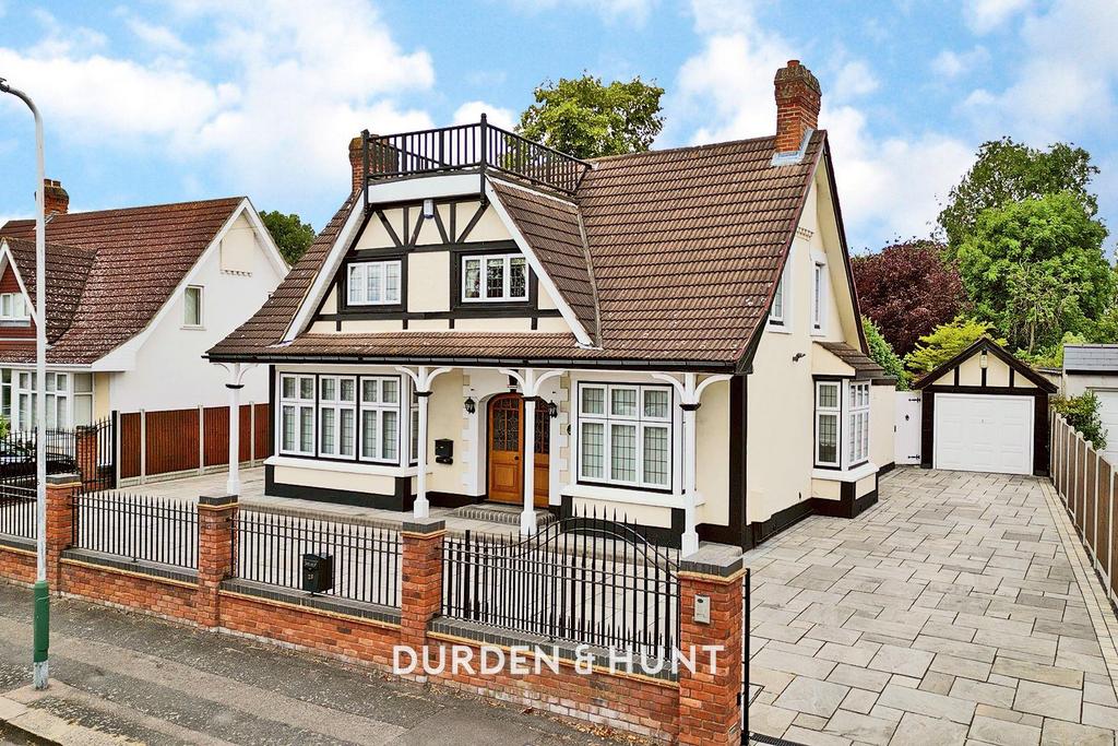 Curtis Road, Emerson Park, RM11 3 bed detached house for sale £1,500,000