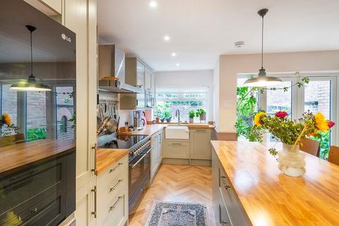26 Gainsborough Square, Bexleyheath, DA6 8BU