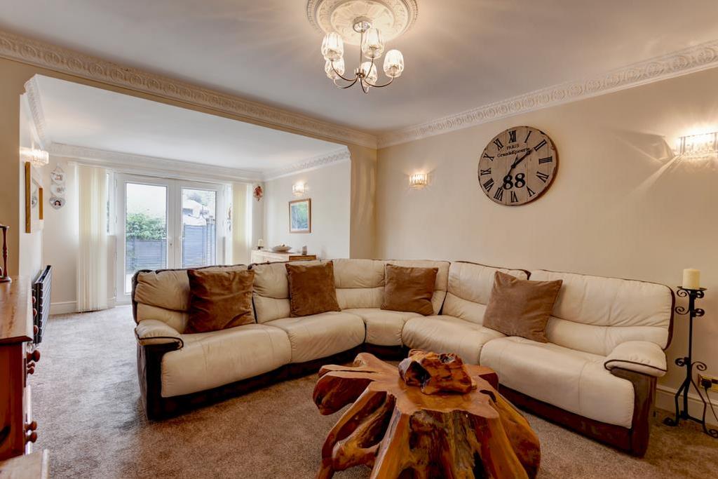 Lounge/Dining Room