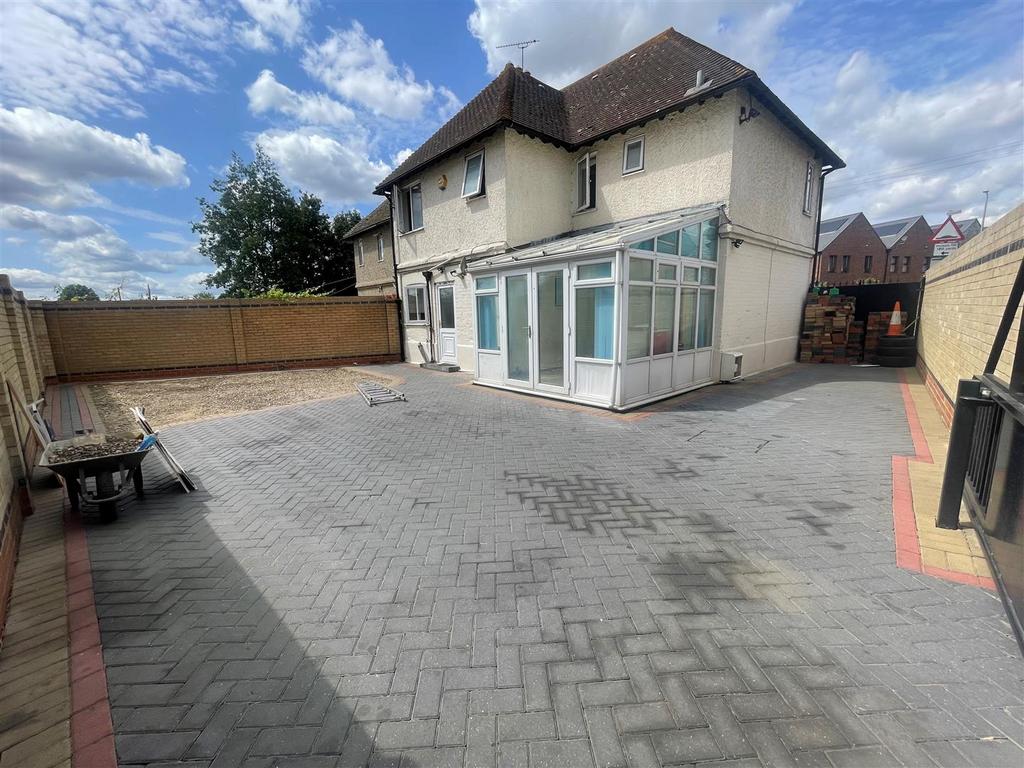 St. Chads Road, Tilbury 3 bed house £1,650 pcm (£381 pw)