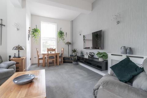 2 bedroom flat for sale - Windsor House, Knightsbridge Square, SK10 3GF