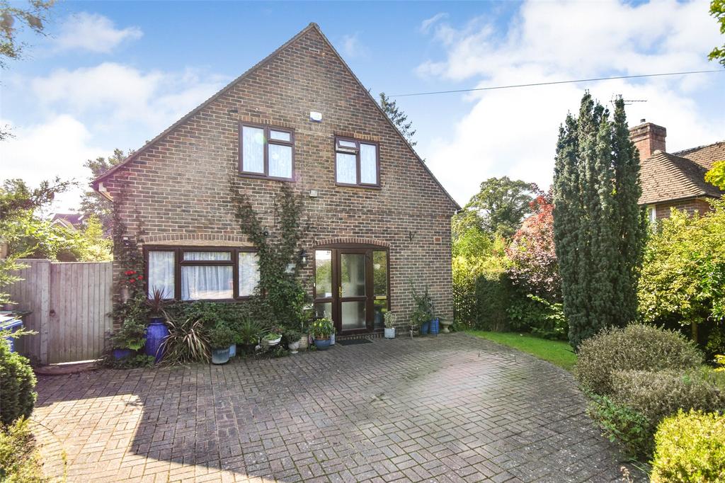 Aldershot GU11 3 bed detached house for sale £550,000