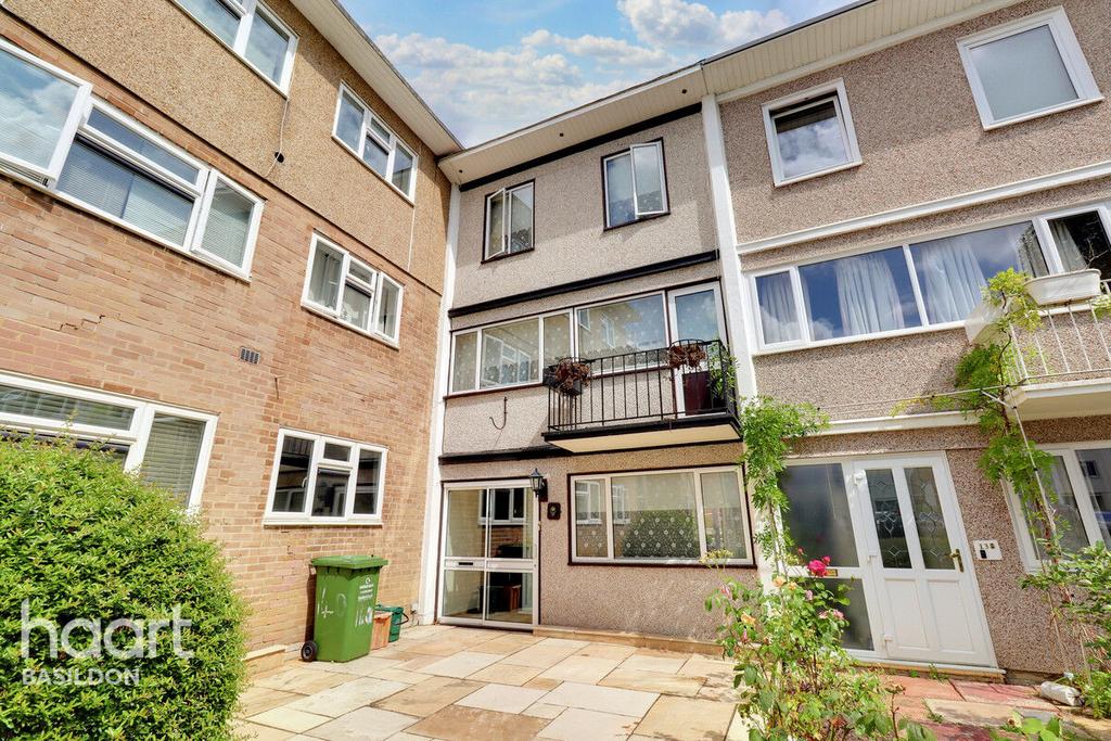 Long Riding, Basildon 2 bed townhouse for sale £290,000