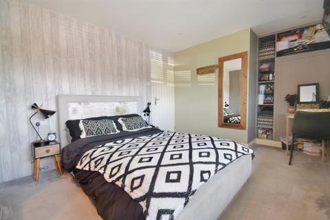 194 Kitchener Crescent, Poole, BH17 7HZ
