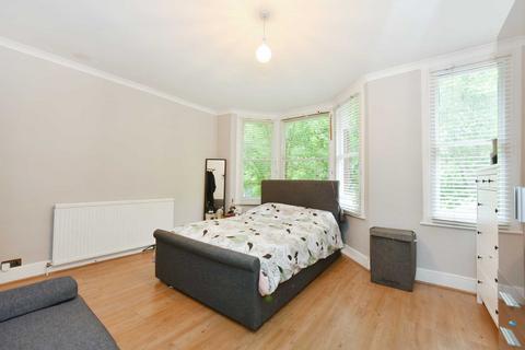 19 Drayton Green, London, W13 0JE