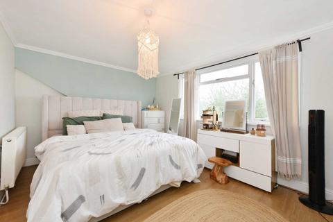 19 Drayton Green, London, W13 0JE
