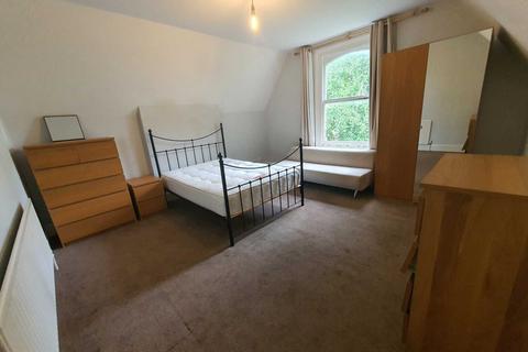 1 bedroom in a house share to rent, London Road, Reading RG1