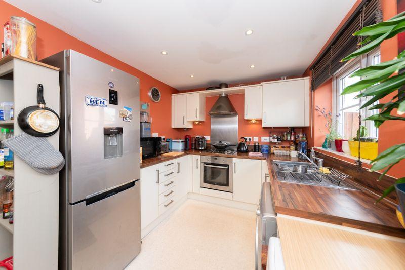 Wiltshire Crescent, Basingstoke, RG22 2 bed terraced house £1,200 pcm (£277 pw)