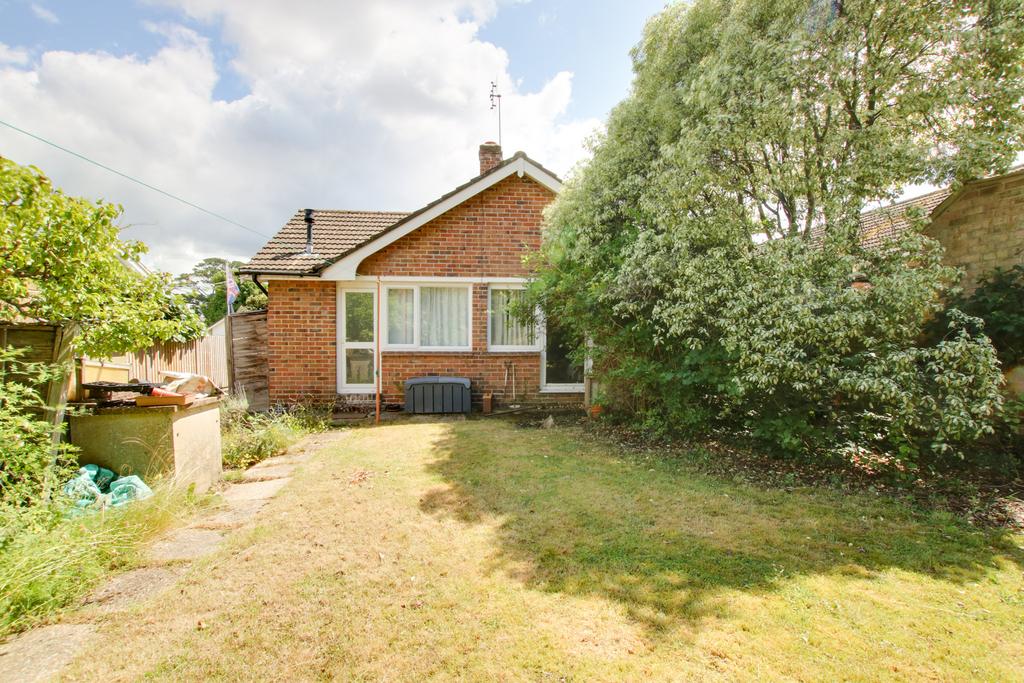 WALTHAM CHASE IN NEED OF MODERNISATION 3 bed detached bungalow for
