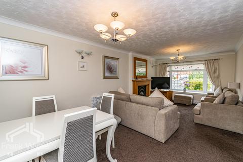 4 bedroom detached house for sale, 6 Bowes Lyon Place