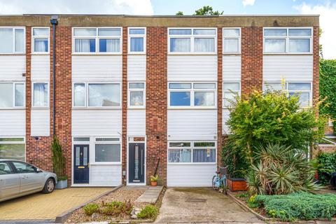 21 Golf Side, Twickenham, TW2 5NR