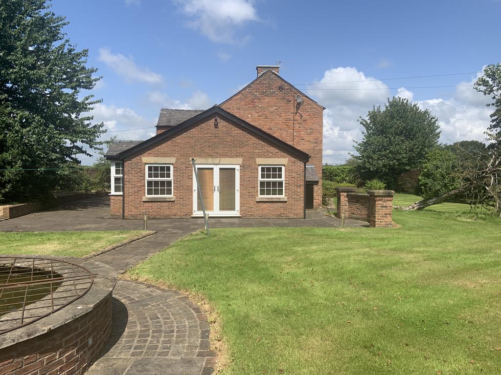 Liverpool Road, Tarleton PR4 3 bed farm house to rent £1,950 pcm (£