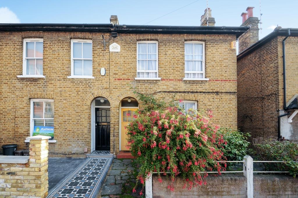 Palmerston Road Wimbledon SW19 2 bed house £2,250 pcm (£519 pw)