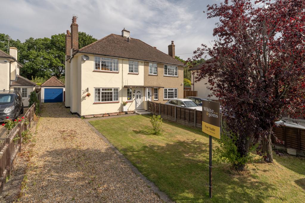 Castle Drive, Horley, Surrey, RH6 3 bed semidetached house £525,000