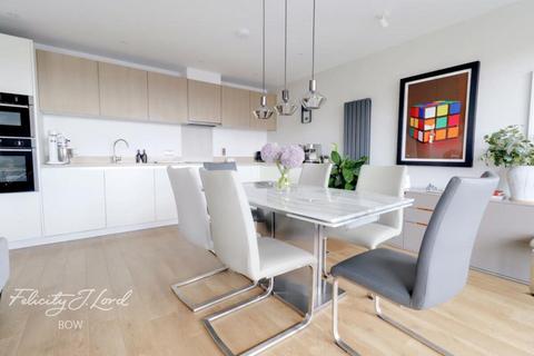 3 bedroom apartment to rent, Anderson Square, London