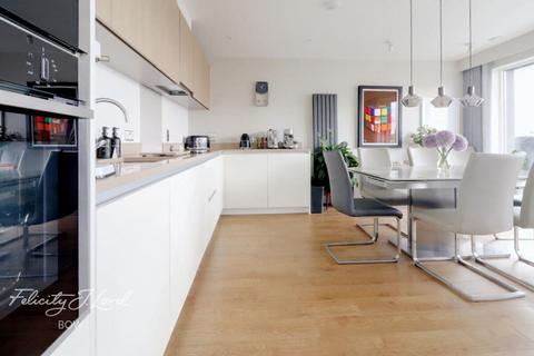 3 bedroom apartment to rent, Anderson Square, London