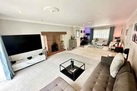 5 bedroom detached house to rent, Knoll Gardens, Newbury, Berkshire, RG20