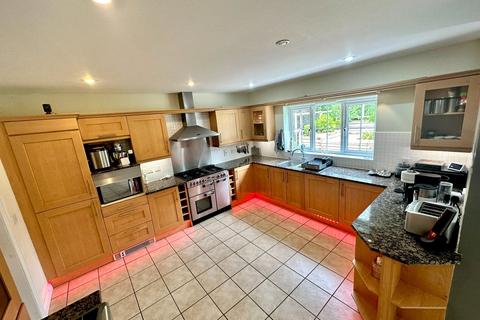 5 bedroom detached house to rent, Knoll Gardens, Newbury, Berkshire, RG20