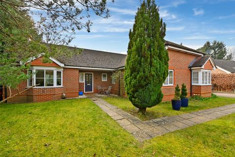 4 bedroom bungalow to rent, Heather Gardens, Newbury, Berkshire, RG14