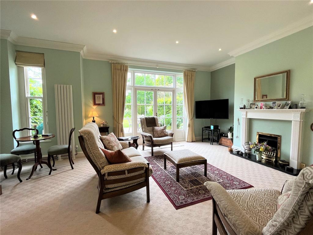 The Stables, Lechlade, Gloucestershire, GL7 4 bed terraced house for