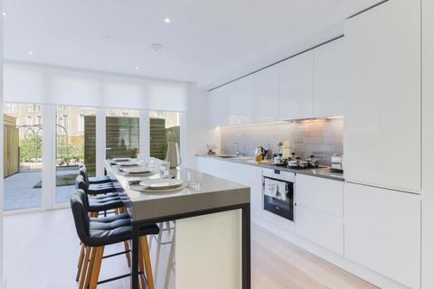 4 bedroom terraced house to rent, Admiralty Avenue, Royal Wharf, London, E16