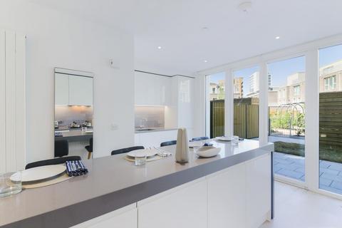 4 bedroom terraced house to rent, Admiralty Avenue, Royal Wharf, London, E16