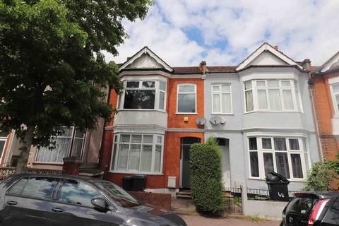 2 bedroom flat to rent, Royston Road, Penge