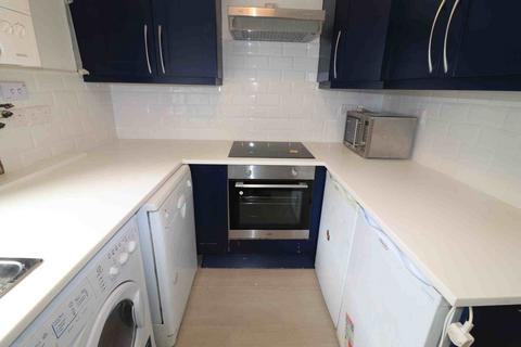 2 bedroom flat to rent, Royston Road, Penge