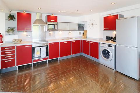 2 bedroom flat to rent, City Wharf, Cardiff City Centre