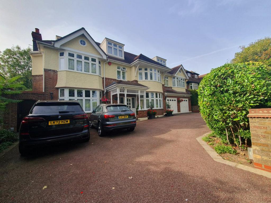 Powys Lane, Southgate House share £595 pcm (£137 pw)