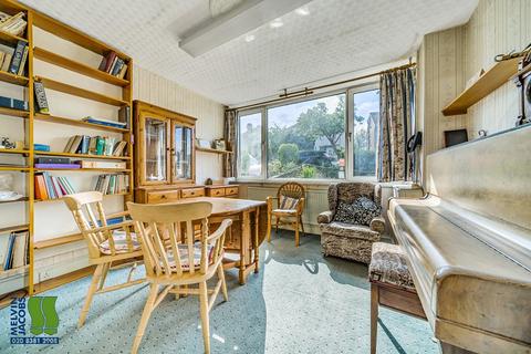 89 Riverdene, Edgware, HA8 9TB