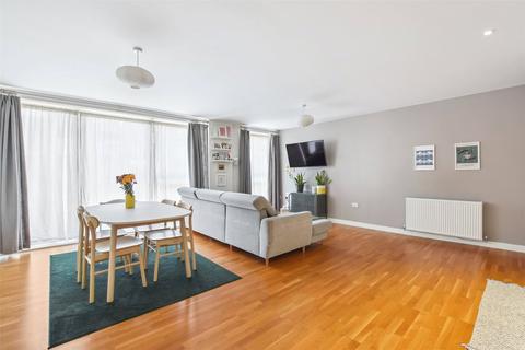 3 bedroom apartment to rent, Bathurst Square, London, N15