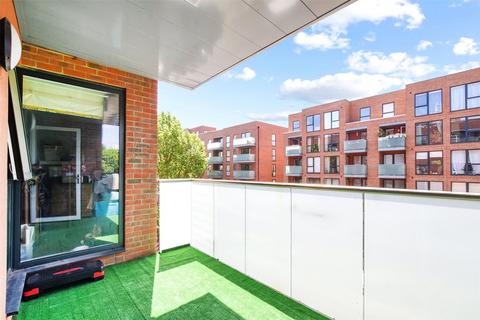 3 bedroom apartment to rent, Bathurst Square, London, N15