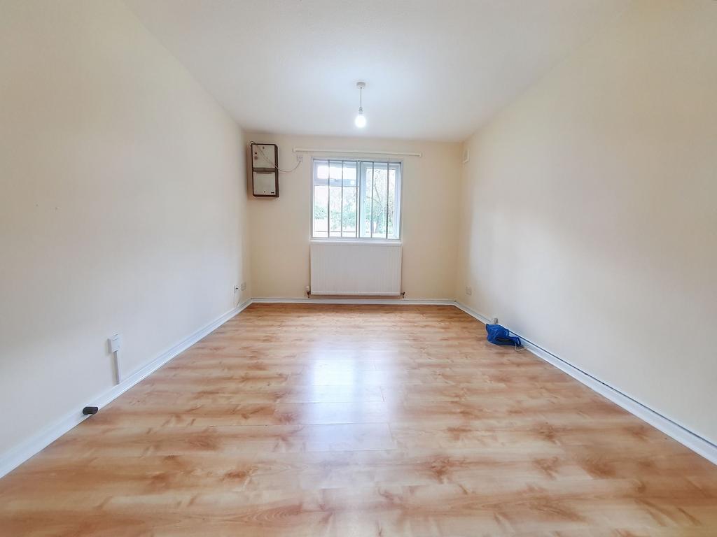 Vicarage Way, Colnbrook, SL3 1 bed property £1,050 pcm (£242 pw)