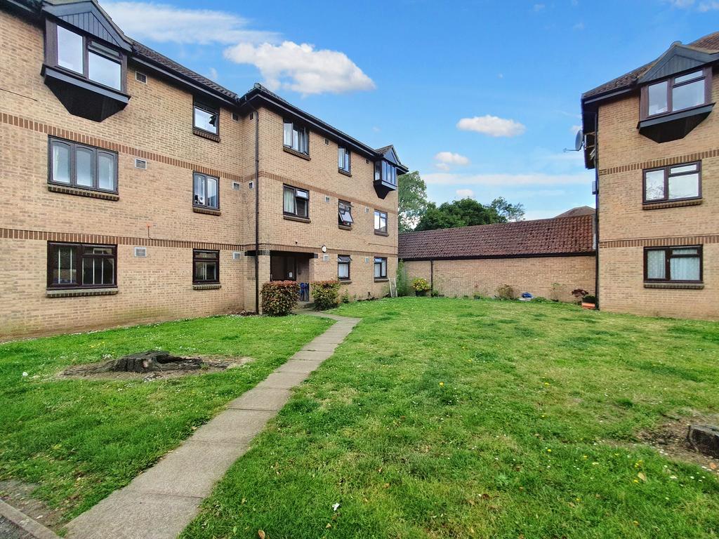 Vicarage Way, Colnbrook, SL3 1 bed property £1,050 pcm (£242 pw)